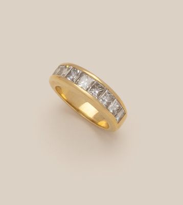 an 18k yellow gold ring with princess cut diamonds