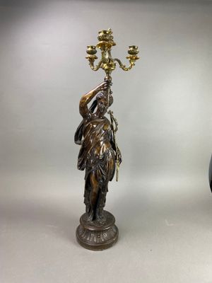Torchère en régule patiné à décor d'une femme drapée tenant …