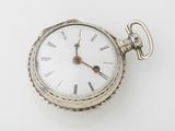 une montre de poche en argent avec des chiffres romains sur le cadran