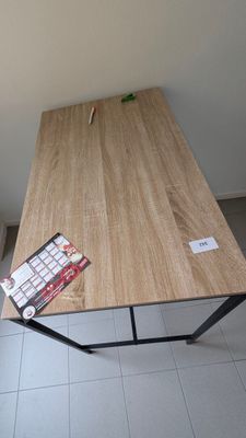 une table en bois sur laquelle est posé un magazine