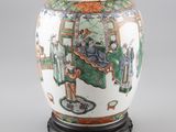 une image représentant un vase orné d'une peinture, posé sur un socle
