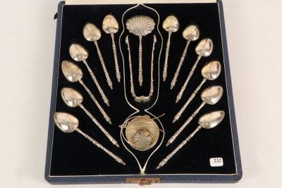 a box with silver spoons and spoon spoons in it