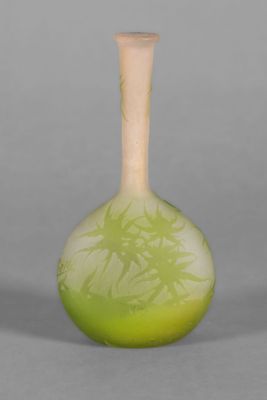 vase orné d'un motif vert et blanc sur le fond