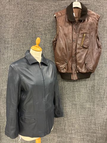 Lot comprenant veste en cuir gris bleu et gilet sans manches en c...