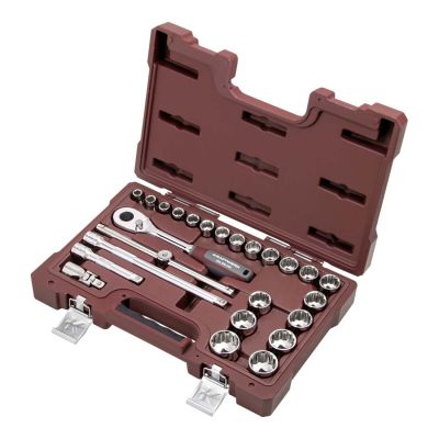 un gros plan d'un ensemble d'outils rangés dans un coffret, sur fond blanc