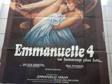 une affiche de cinéma accrochée au mur d'une station de métro, représentant une femme en robe bleue