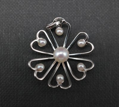 Pendentif fleur en or blanc 750 serti de 7 perles de culture…