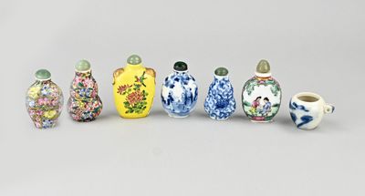six petits vases sont alignés sur une surface grise