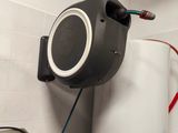 une enceinte fixée au mur de la salle de bains