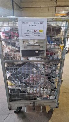 un chariot en métal contenant beaucoup de chaussures