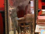 un miroir posé par terre devant une table
