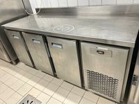1 tour réfrigéré en inox à 3 portes 199x83 cm (vide)