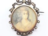 l'image d'une photo représentant une femme portant une couronne, sur une broche