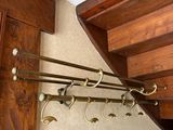 un escalier en bois sur lequel sont fixés plusieurs crochets