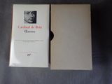 un livre ouvert sur lequel figure le portrait d'un homme