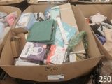 une boîte en carton remplie de vêtements et d'autres objets