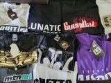 de nombreux t-shirts étalés ensemble sur le lit