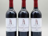 trois bouteilles de vin rouge posées côte à côte sur une table
