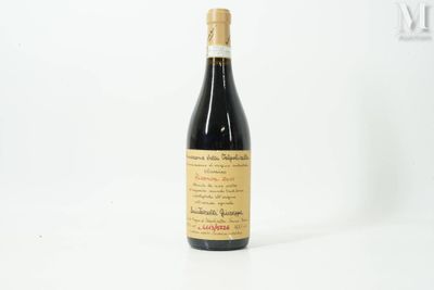une bouteille de vin posée sur une table blanche