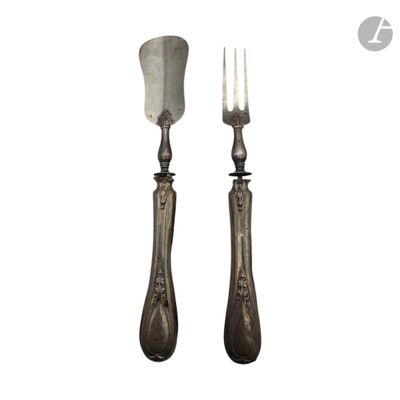 une paire de fourchettes et un couteau anciens en argent, sur fond blanc