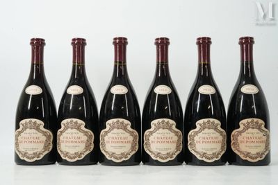 six bouteilles de vin sont alignées sur une table