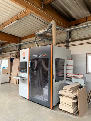 une machine qui se trouve à l'intérieur d'un bâtiment