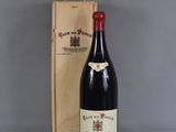 une bouteille de vin posée à côté d'une caisse en bois