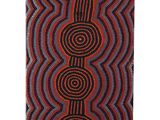 une photo d'un tapis rouge et noir orné de cercles