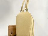 sac à dos Louis Vuitton de couleur beige