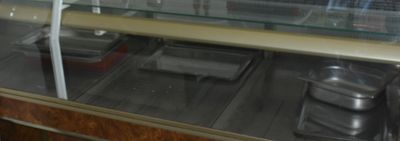 une vitrine en verre contenant des casseroles et des poêles