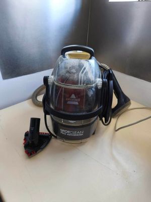 un aspirateur posé sur un plan de travail