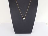 un collier composé d'une chaîne en or et d'une pierre verte