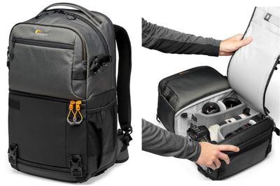 L'homme tient un appareil photo et un sac à dos à la main.