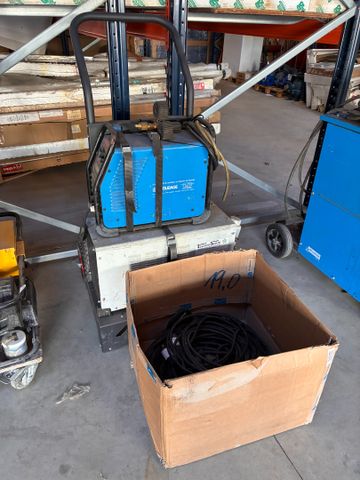 Poste à souder sur chariot avec accessoires. Non testée Visite-le...