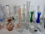 vases en verre de différentes couleurs posés sur une table