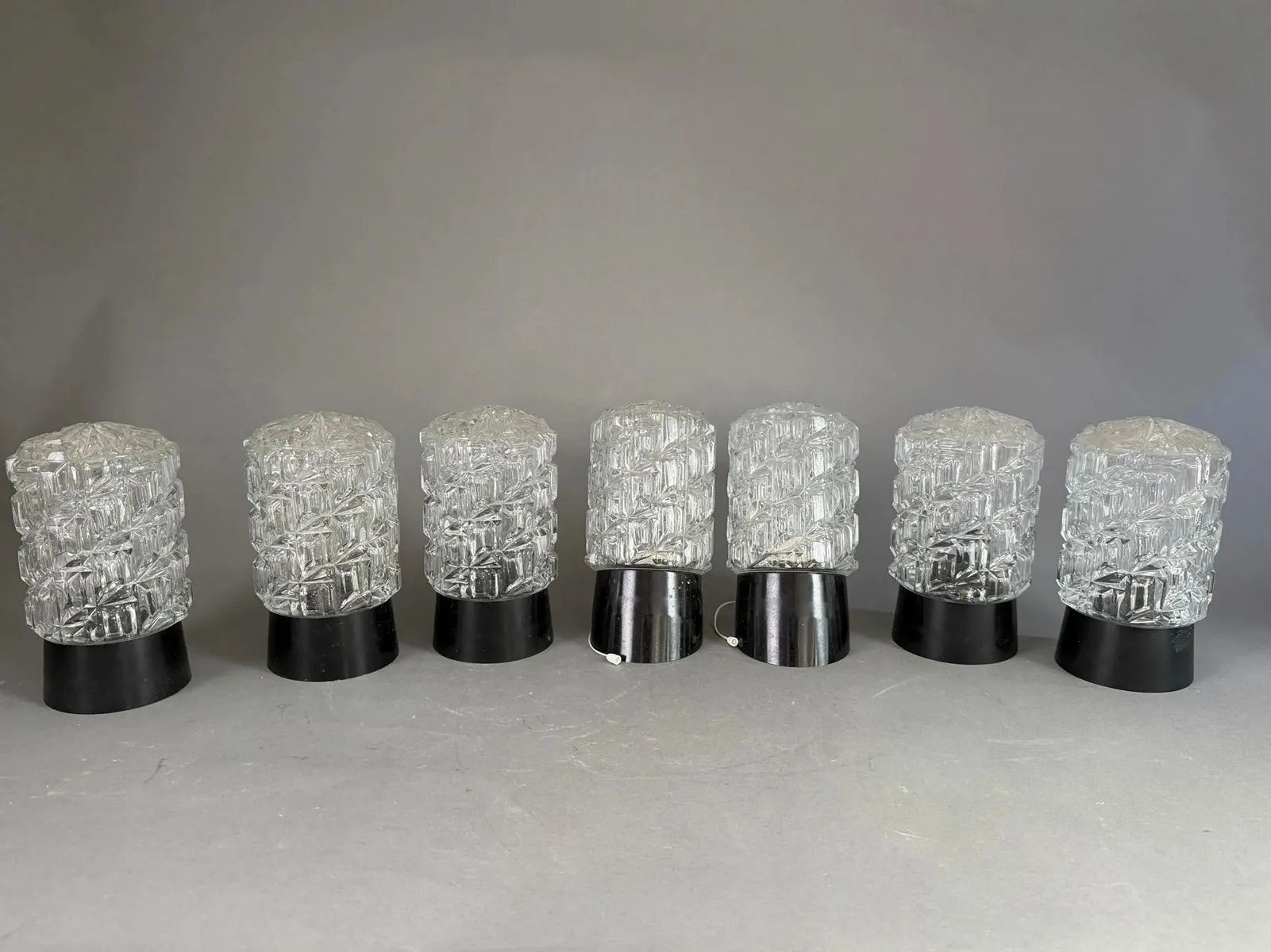 LUMINAIRE. Ensemble de sept appliques en verre pressé moulé …