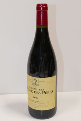 une bouteille de vin posée sur une table
