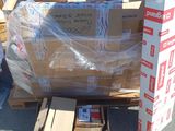 une pile de cartons posée par terre à côté d'une autre pile de cartons