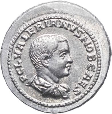 une pièce en argent portant le portrait d'un homme