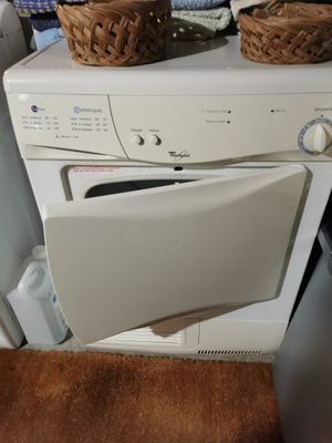 un lave-linge et un sèche-linge blancs placés l'un à côté de l'autre
