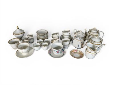 de nombreux types de plats et de tasses en porcelaine sur la table