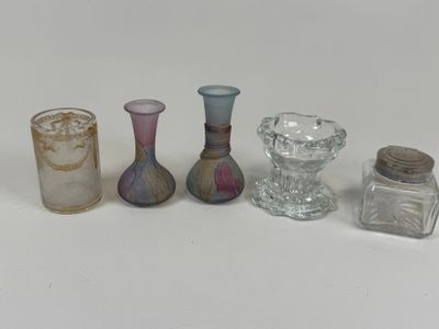 Lot comprenant : - petit verre ou vase en verre à décor givr… - Photo 1
