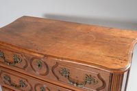 Commode en bois fruitier mouluré ouvrant par trois tiroirs, … (photo 3)