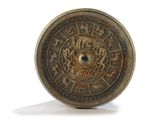 un petit objet métallique orné d'un motif