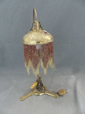 une lampe posée sur un pied, sur une table