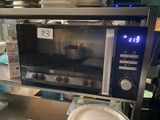 un micro-ondes muni d'une horloge numérique, dans une cuisine
