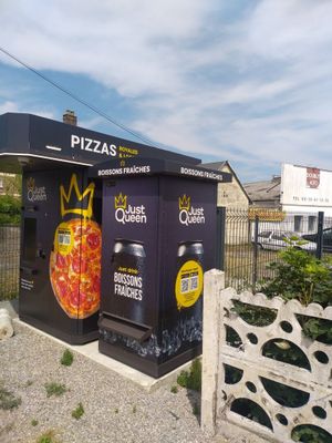 une petite boîte noire sur laquelle sont représentées des pizzas