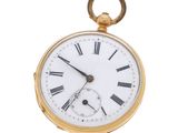 une vieille montre de poche dont le cadran est orné de chiffres romains