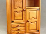 une photo d'une armoire en bois avec des tiroirs et des portes