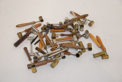 a lot of screws that are laying on a table